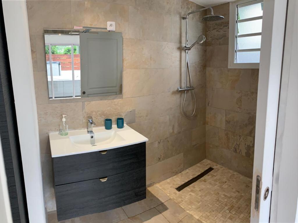 Appartement Saint Gilles Les Bains Exterior foto